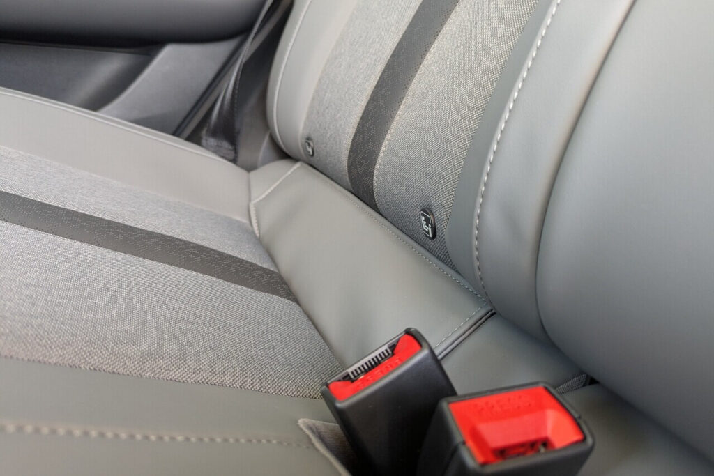 Isofix-Halterung für die Rücksitze befinden sich unter Stoffklappen mit Klettverschluss.