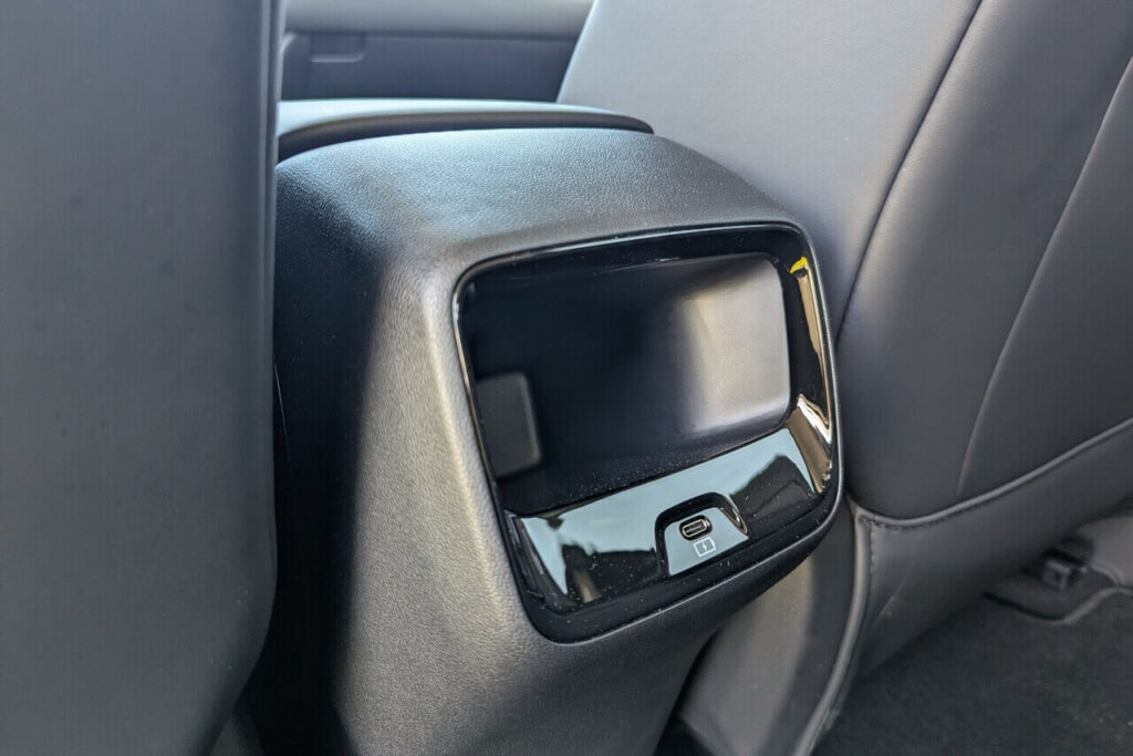 Fond: Mittelkonsole mit kleiner Ablagefläche und USB-C-Anschluss für die Rücksitze. Lüftungsdüsen gibt es für die hinteren Sitze nicht.