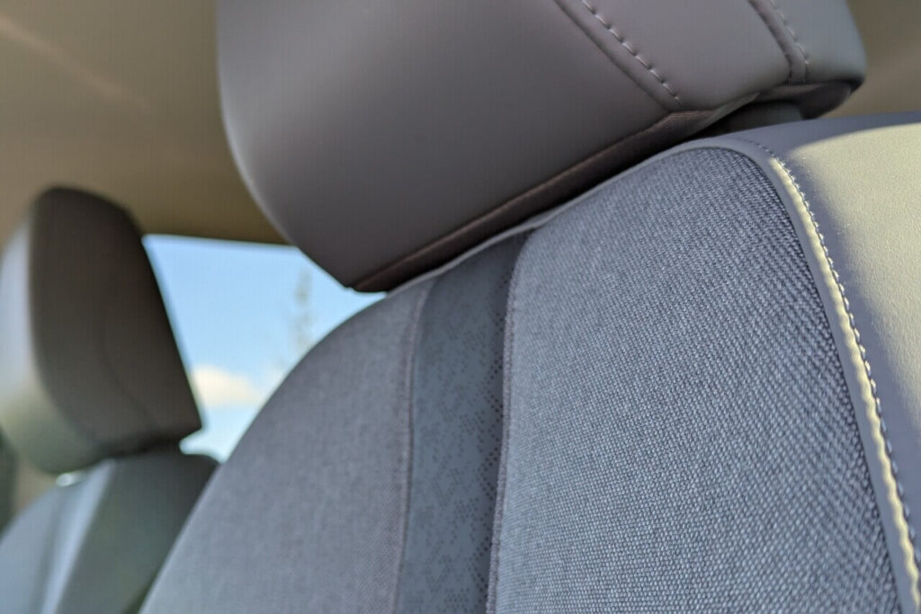 Moderne Polster: schwarzes Kunstleder mit grauen Stoffeinsätzen.