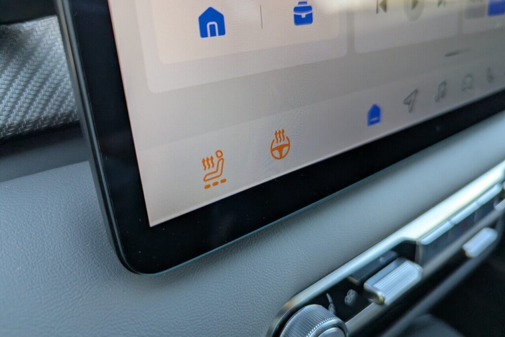 Sitzheizung (dreistufig) und Lenkradheizung sind im MG4 serienmäßig dabei und lassen sich über das 12,8 Zoll Display aktivieren.