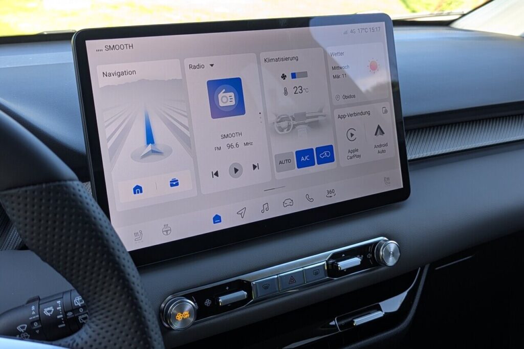 12,8 Zoll Touchscreen mit übersichtlicher Menüstruktur. Infotainmentsystem mit integriertem Navigationssystem und kabelloser Smartphone-Anbindung.
