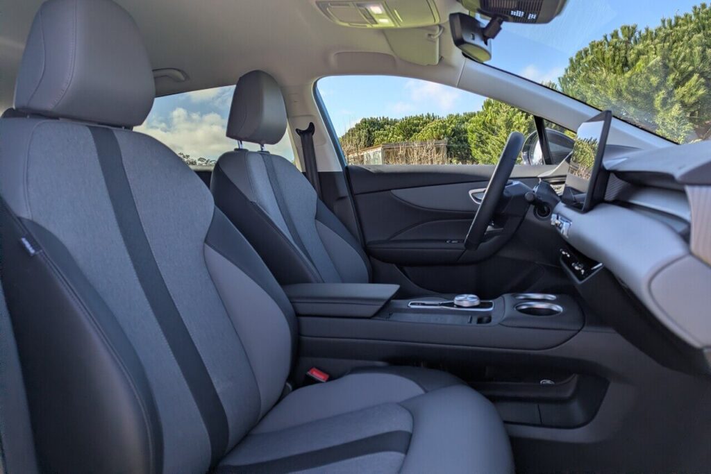 Neu gestaltete Mittelkonsole im MG4 Facelift mit mehr Ablagemöglichkeiten