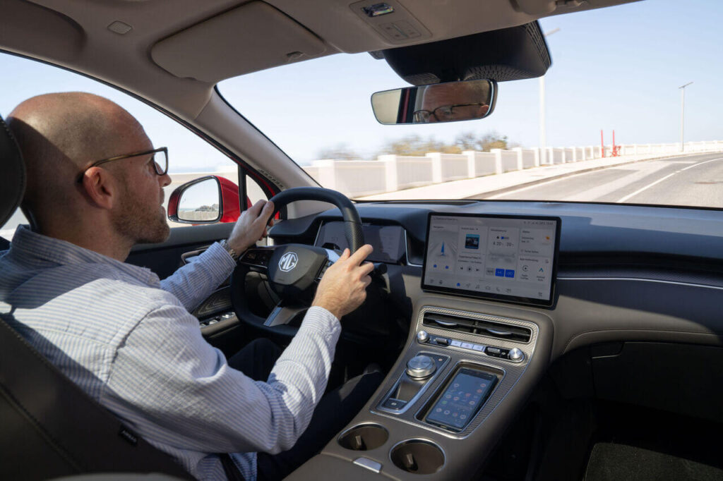Fahrbericht zum MG S6 EV mit Heckantrieb 190 kW (244 PS) von Daniel Przygoda. So gut fährt sich der Mittelklasse-SUV mit bis zu 530 km Reichweite.