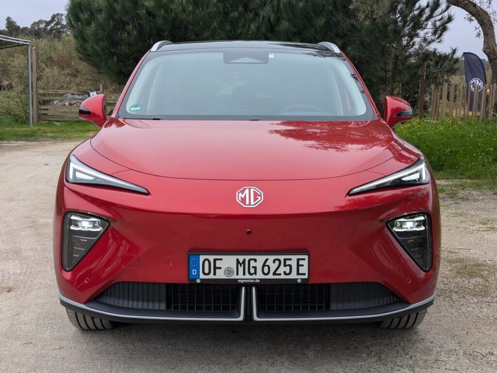 Frontdesign mit schmalen LED-Scheinwerfern (Diamond Red Metallic)