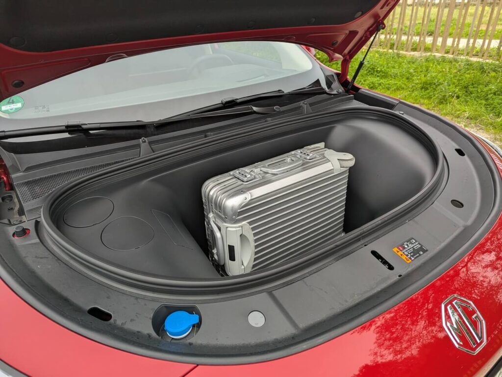 Frunk mit 124 Liter Fassungsvermögen im MGS6 EV: großer Gepäckraum unter der Fronthaube mit Platz für Ladekabel und Bord-Trolley.