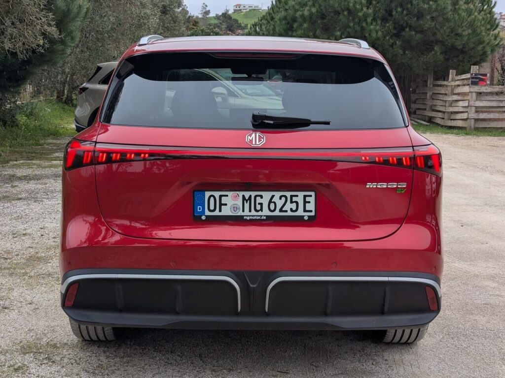 Heckansicht: MGS6 EV mit durchgehenden LED-Leuchtband in Diaond Red Metallic