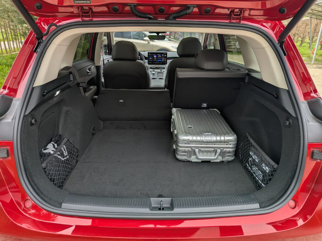 Gepäckraum hinten: Kofferraumvolumen 674 bis 1.910 Liter beim MG S6 EV