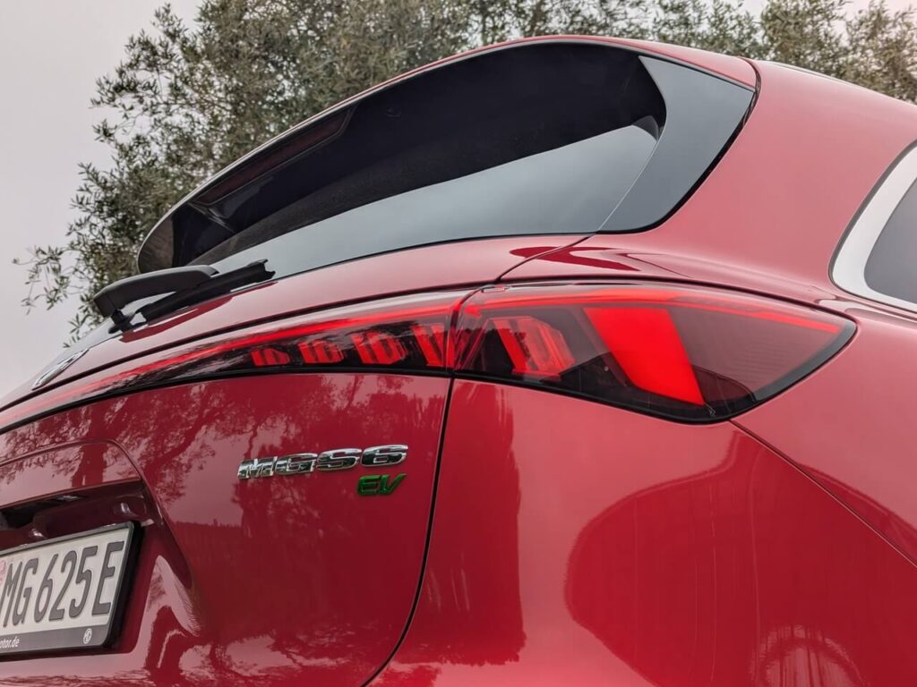 Aerodynamik am Heck: Dachspoiler und LED-Rückleuchte