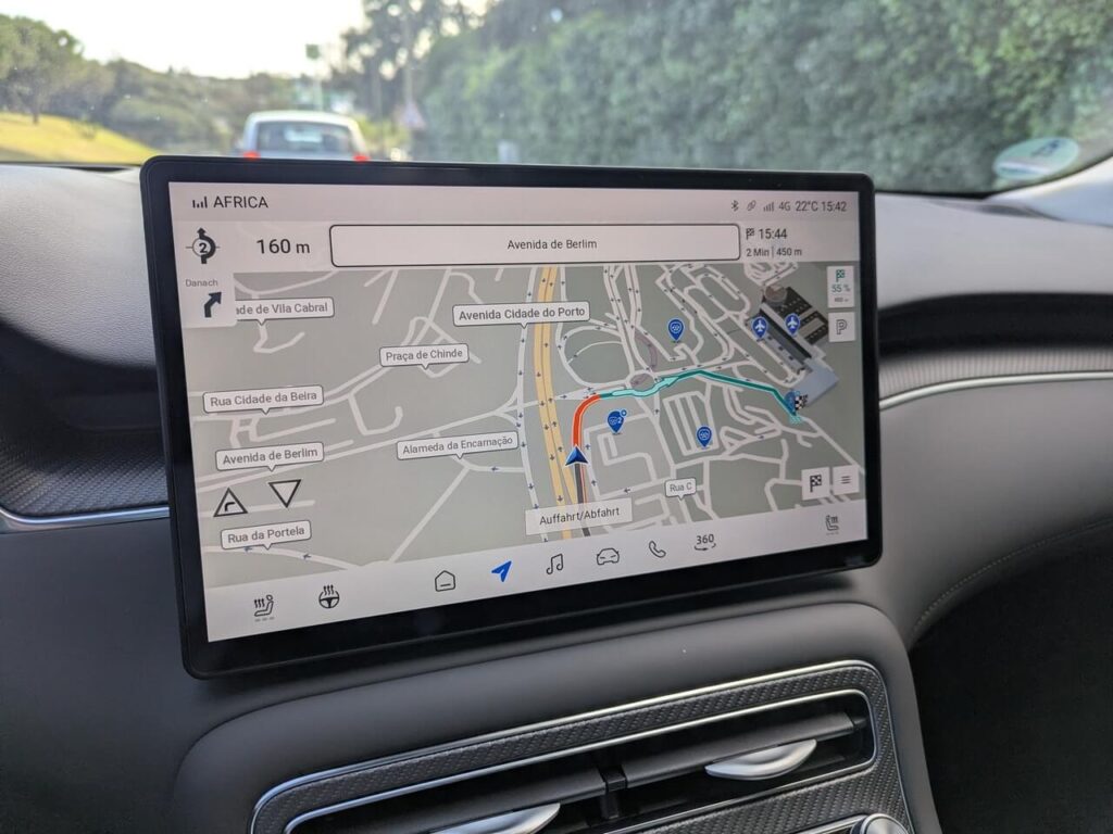 Integriertes Navigationssystem auf dem 12,8 Zoll HD-Touchscreen