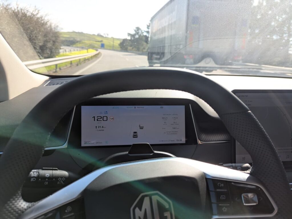 MG Pilot: Adaptive Geschwindigkeitsregelanlage im MGS6 EV auf der Autobahn.