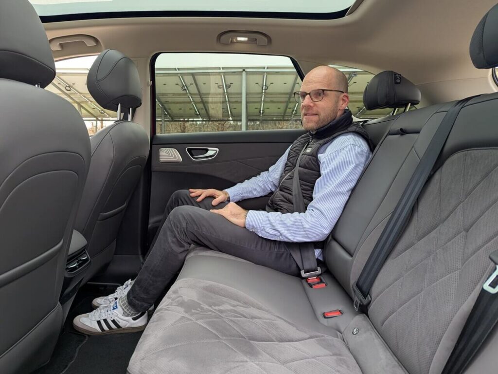 Daniel Przygoda (1,75 m) auf der Rücksitzbank im MG S6 EV: Viel Platz und komfortable Sitzposition. 