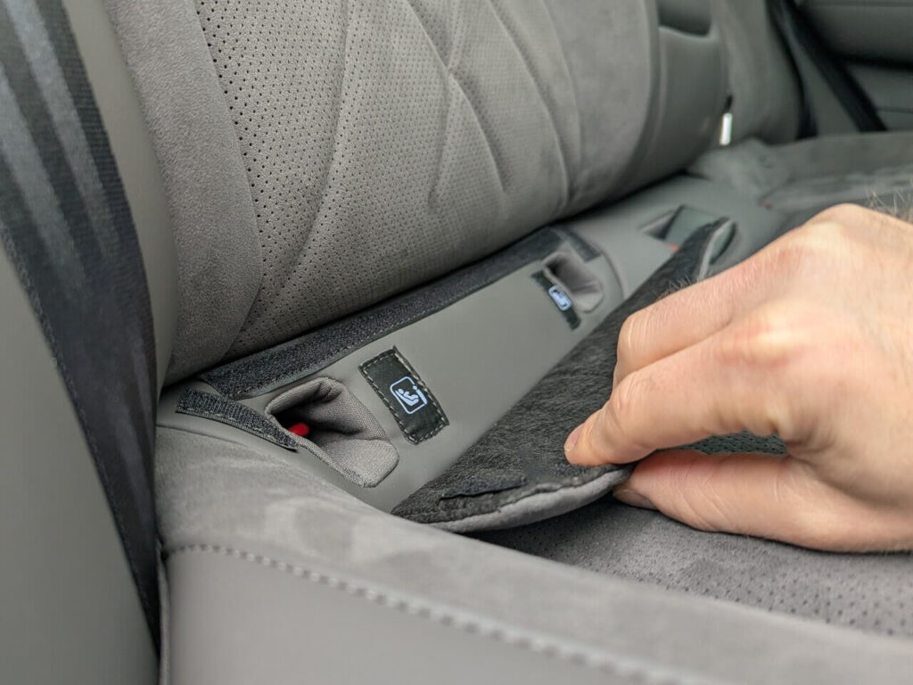 Zwei Isofix-Halterung auf der Rücksitzbank befindet sich hinter Polsterlappen/Klettverschluss im MG S6 EV.