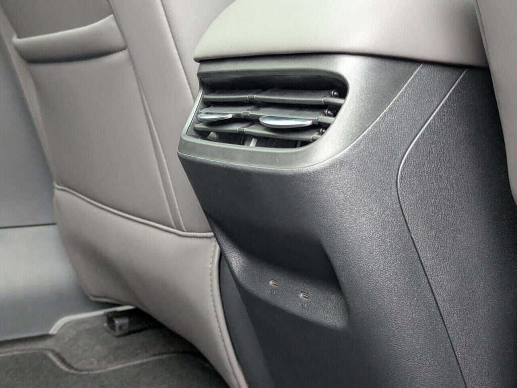 Keine eigene Klimazone im Fond: Lüftungsdüsen und zwei USB-Anschlüsse in der Mittelkonsole des MG S6 EV.