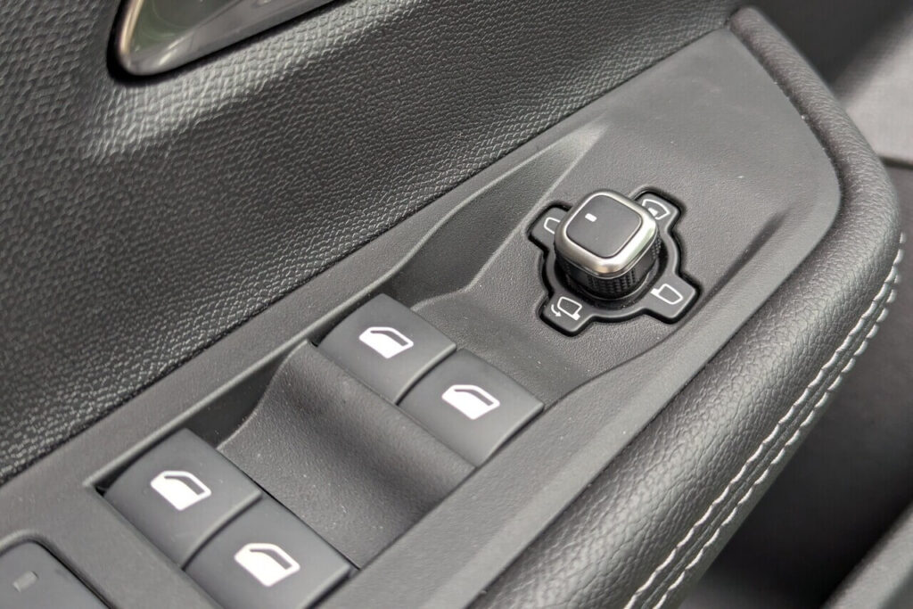 Einstellung des Head-up-Displays (HUD) über den Schalter für Seitenspiegel in der Tür.