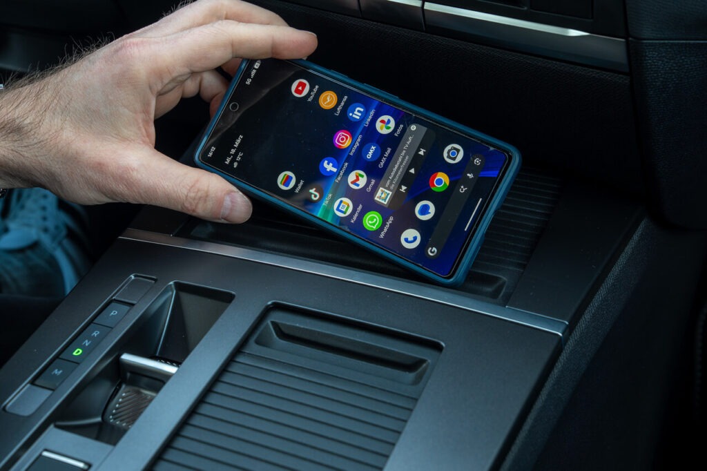 Ablagemöglichkeiten in der Mittelkonsole für Smartphone: Durchdachter Fahrzeuginnenraum im Astra L (Foto: Dani Heyne)