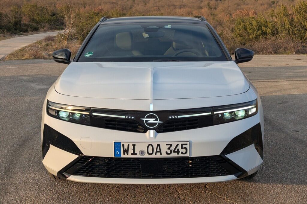 Frontansicht mit beleuchtetem Opel-Logo