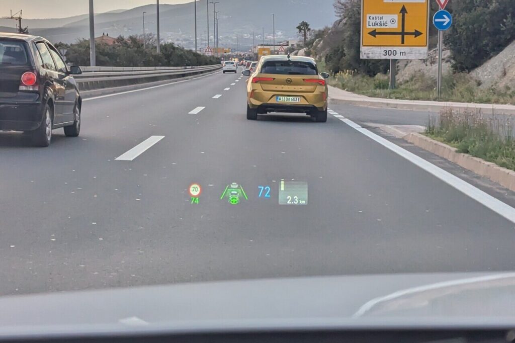 Head-up-Display (HUD) mit hochauflösender Farbdarstellung und Navi-Anzeige von Android Auto.