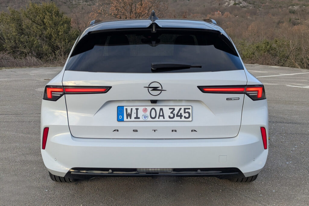 Heckansicht Astra Hybrid Sports Tourer in der Lackierung Weiß Metallic, M0SU