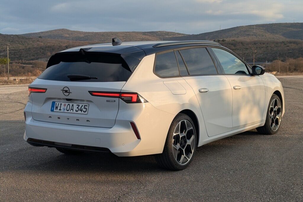 Kombi mit Benziner: Astra Kombi mit 145 PS im Test. Erfahrungen zum Familienkombi 2026.