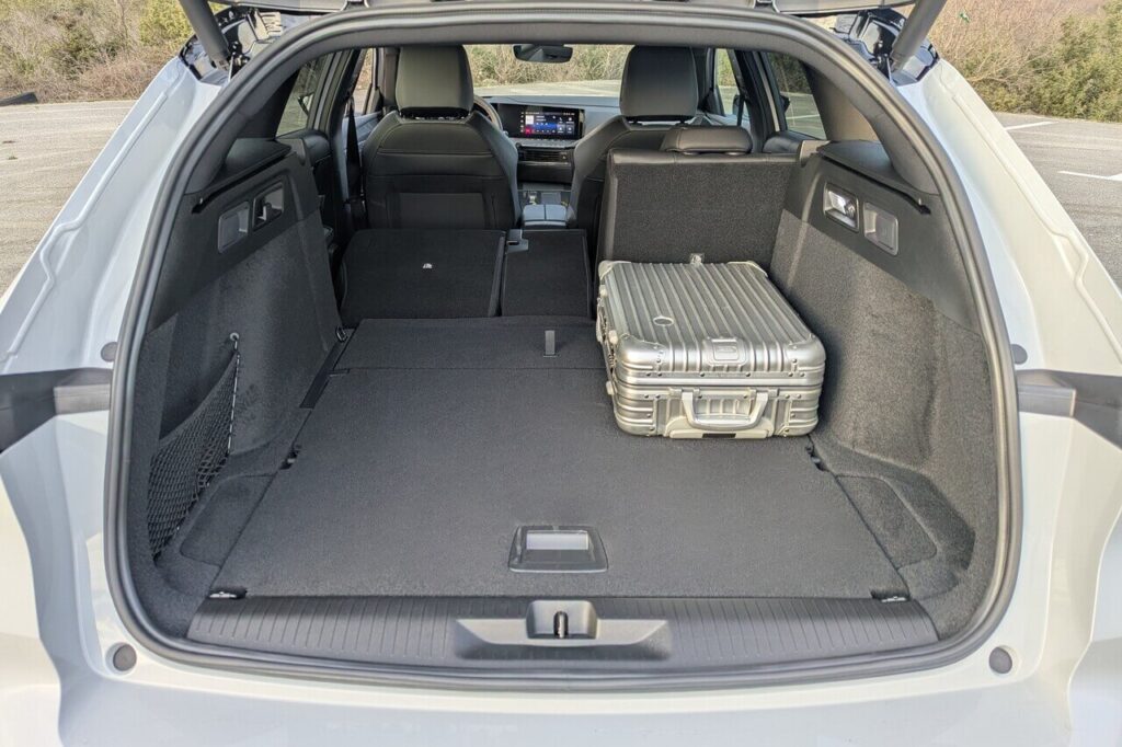 Gepäckraumvolumen beim Astra Sports Tourer (Kombi): 422-1.339 Liter. Die Rücksitzbank hat ein Teilungsverhältnis von 40:20:40. Flache und übergangsfreie Ladefläche.