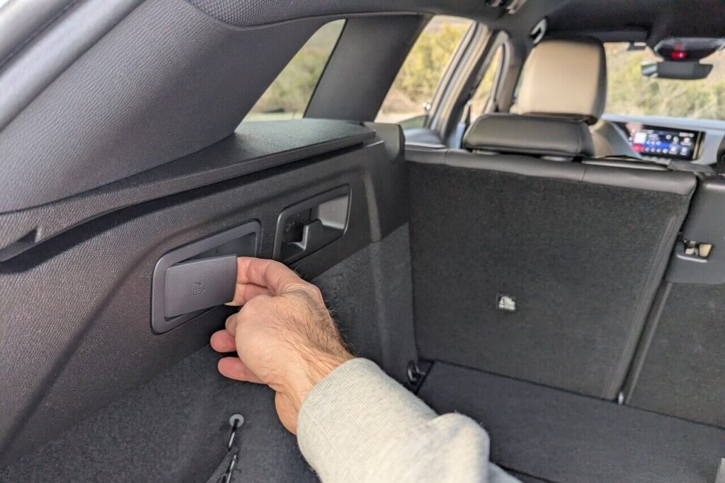 Beim Astra Sports Tourer kann die Rücksitzbank mit einem Hebel bequem umgelegt werden. Teilungsverhältnis 40:20:40.