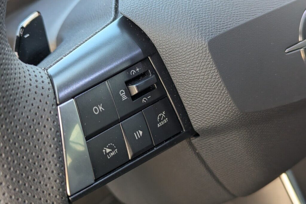 Steuerung der Fahrerassistenzsysteme über Tasten am Multifunktionslenkrad: adaptiver Tempomat, Limiter, Abstandsregelanlage.