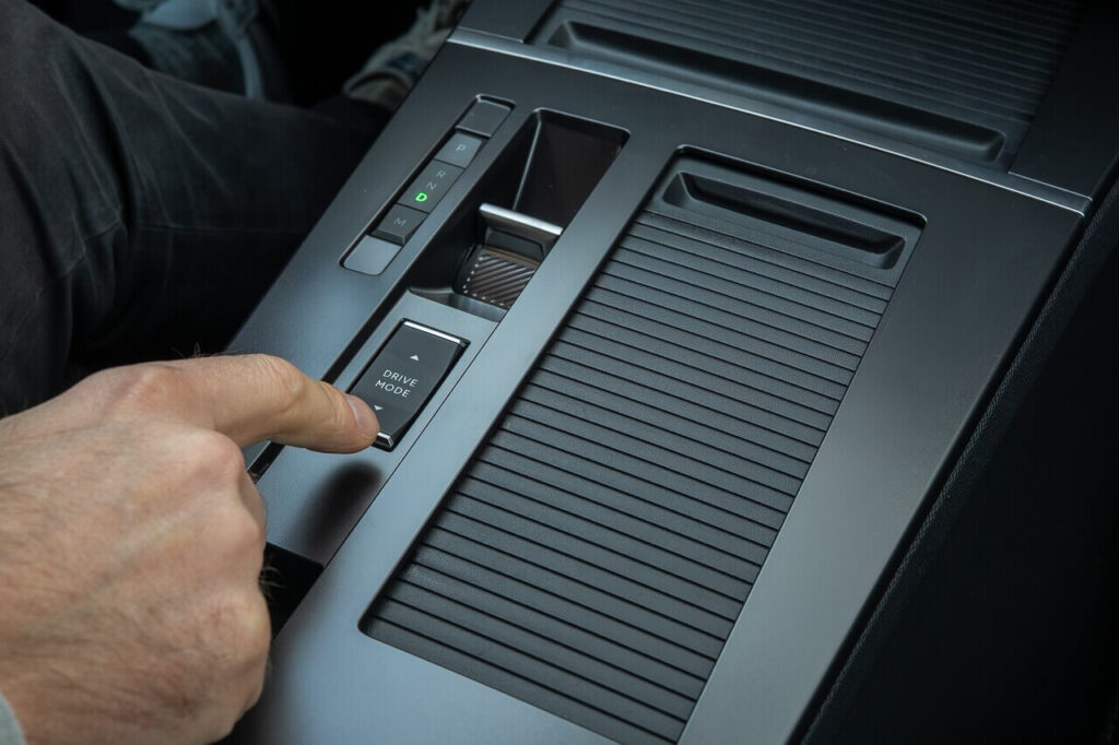 Neue Mittelkonsole beim Astra K Facelift ohne Klavierlack. Drive-Mode-Schalter