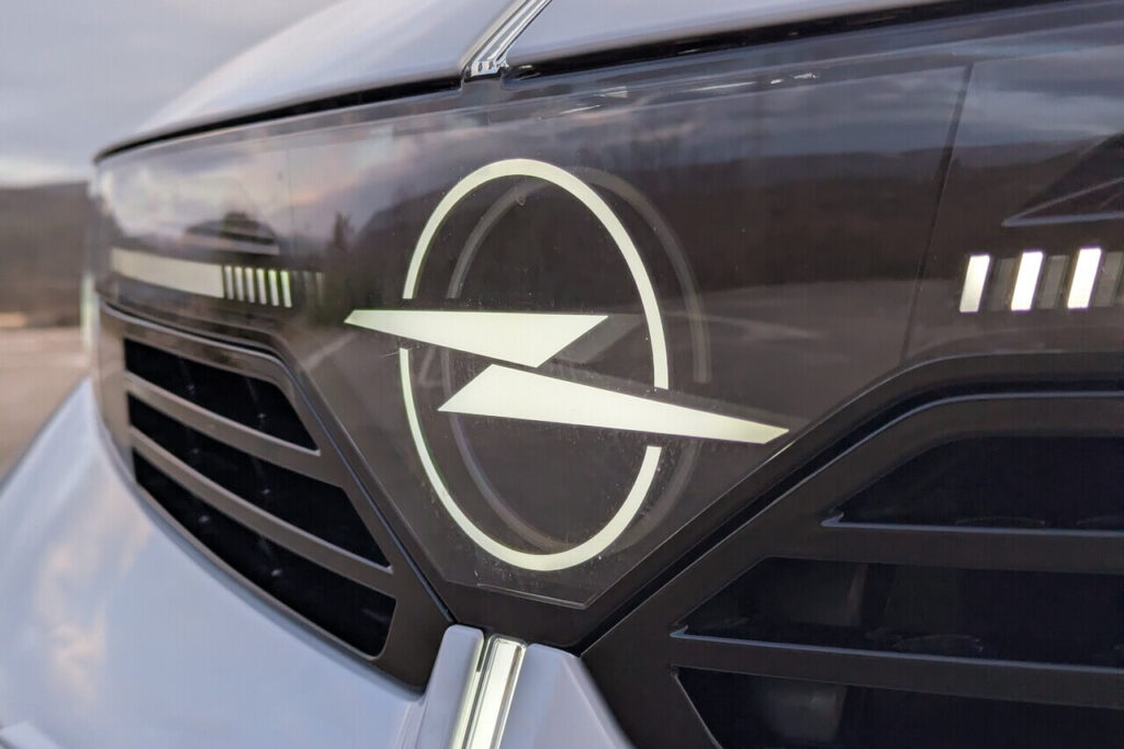 Beleuchtetes Opel-Logo vorne serienmäßig beim Astra L (Facelift)