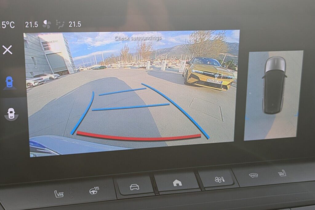 Rückfahrkamera mit 180-Grad Ansicht und dynamischen Führungslinien und virtueller 360-Grad-Ansicht.