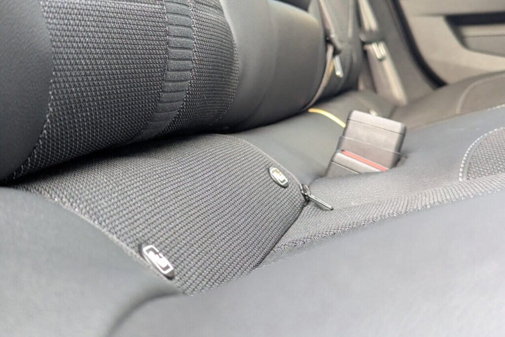 Isofix-Halter beim Opel Astra L befinden sich unter einer Stoff-Abdeckung die mit einem kleinen Reißverschluss geöffnet werden kann.