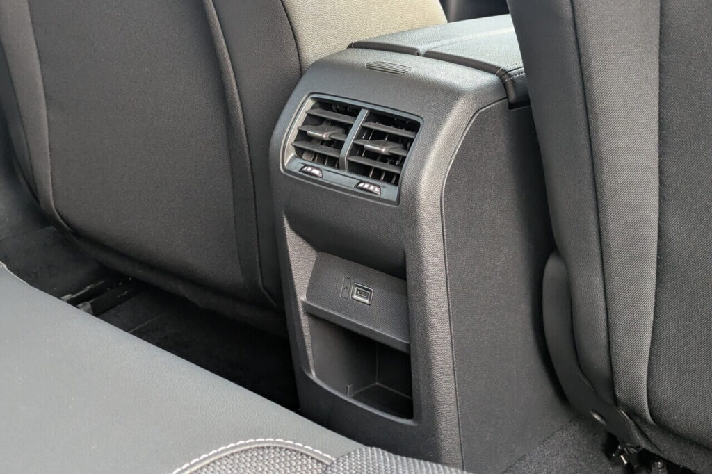 Fond: Eigene Lüftungsdüsen, USB-C-Anschluss und Ablagefach in der Mittelkonsole für die Rücksitzbank im Opel Astra L.