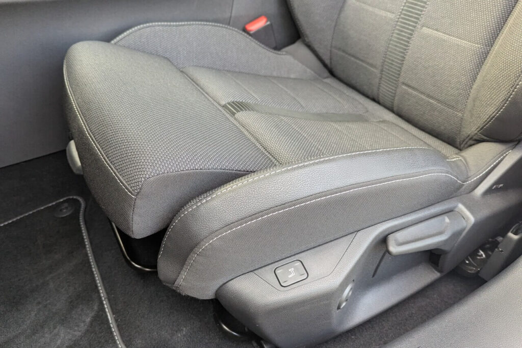 Astra L GS (Facelift) mit mechanisch verstellbaren AGR Sitzen mit kippbarer Sitzfläche und ausziehbarer Oberschenkelauflage.