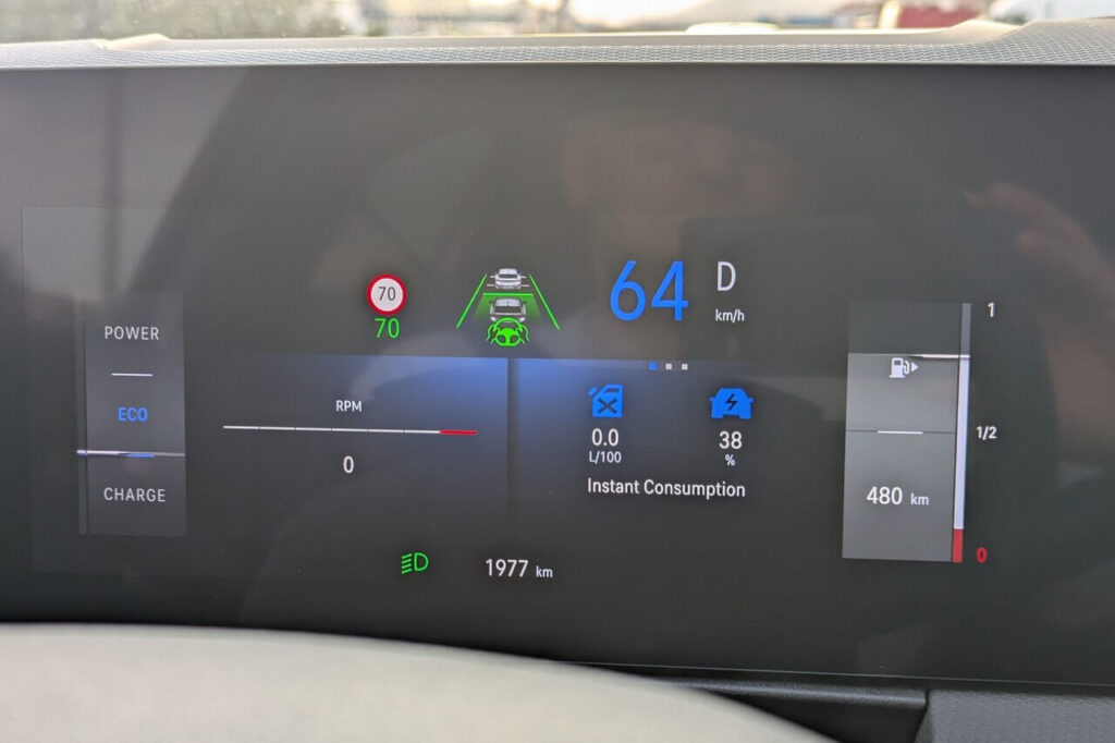 Digitaltacho 10 Zoll beim Opel Astra L: Anzeige mit Verkehrszeichenerkennung und Abstandsregelautomatik