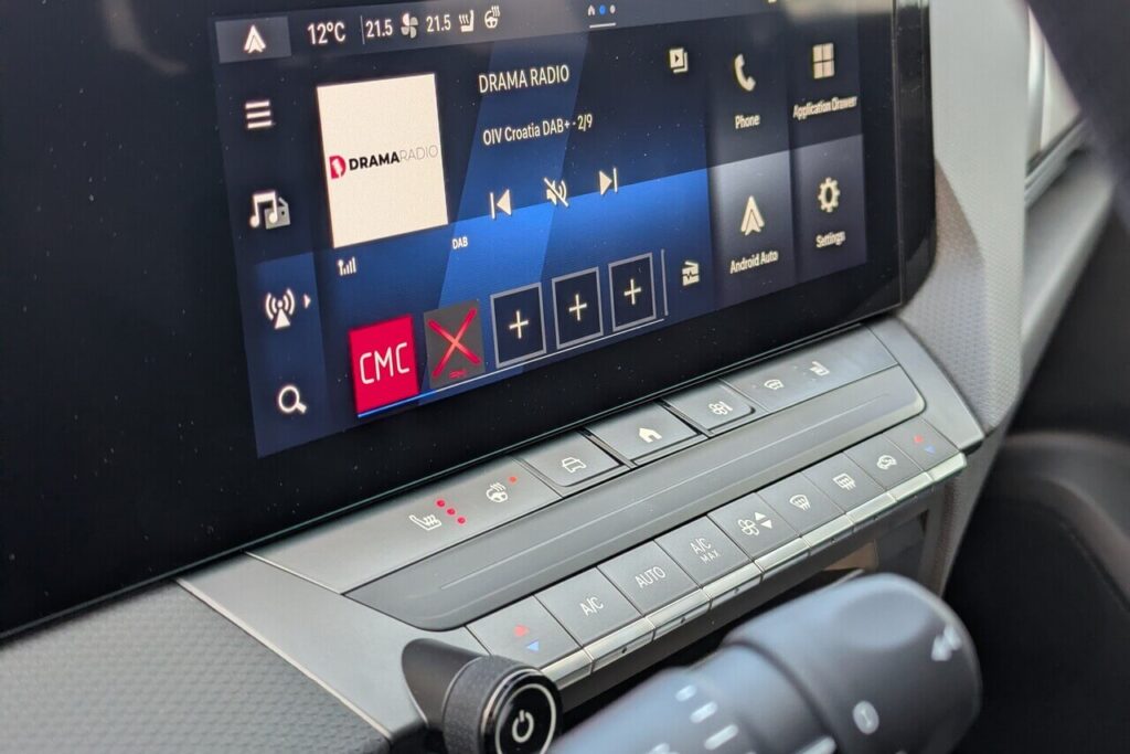 Tasten für Klimaeinstellung (Sitzheizung, Lenkradheizung, Temperatur, Lüftung) und Drehregler für Lautstärkeneinstellung.