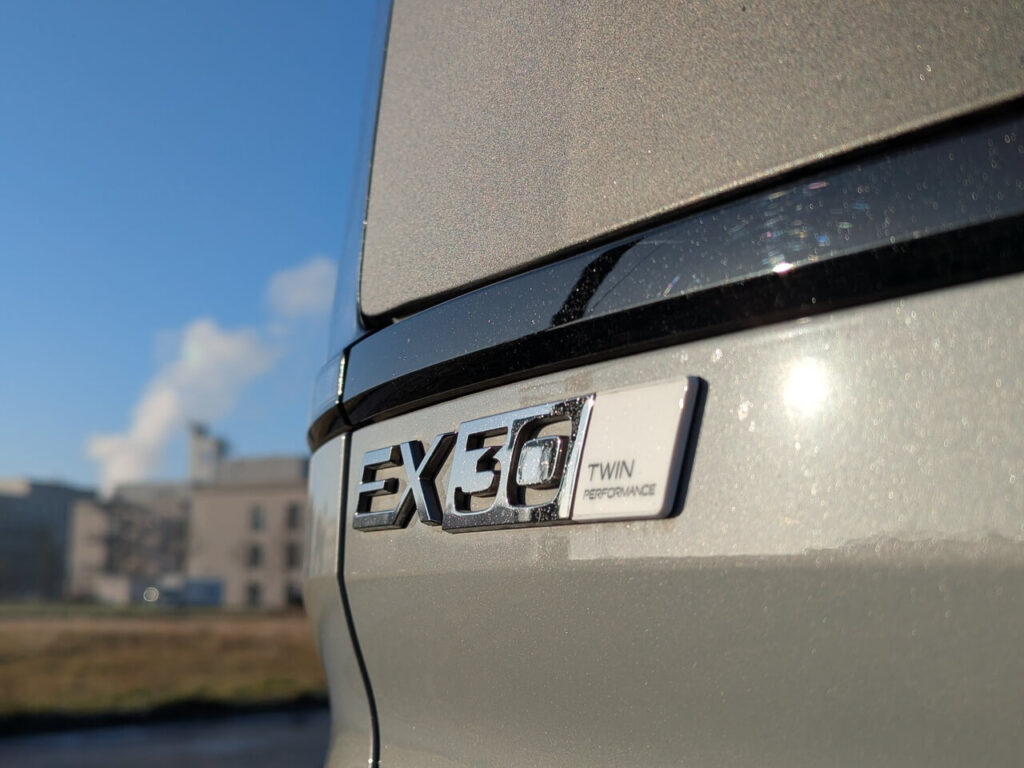 Volvo EX30 Twin Motor Performance Cross Country - Modellbezeichnung an der Heckklappe