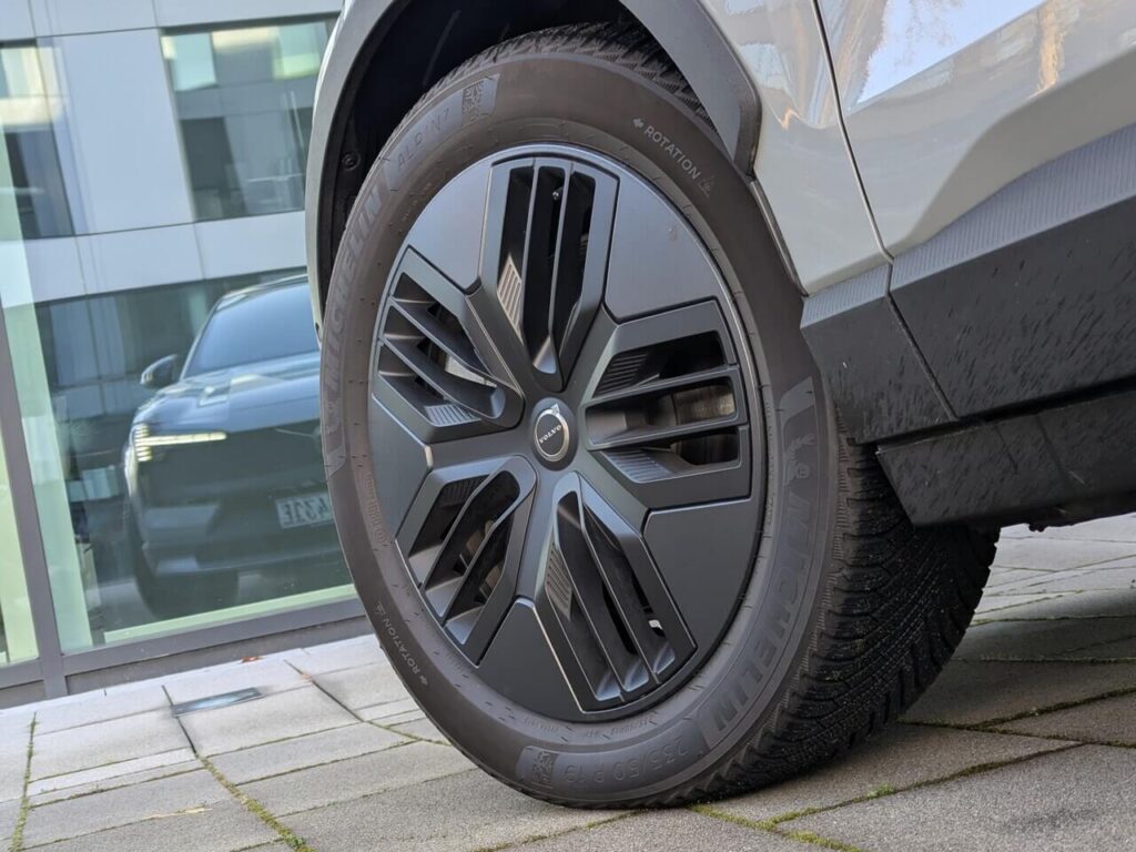 Cross Country 19 Zoll Felge mit mattschwarzen Aero-Einsätzen (235/50 R19)