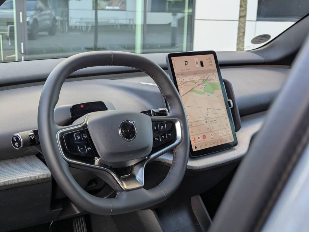 Minimalistisches Interieur: Cockpit des Volvo EX30 Twin Motor Performance Cross Country ohne eigenes Fahrerdisplay.