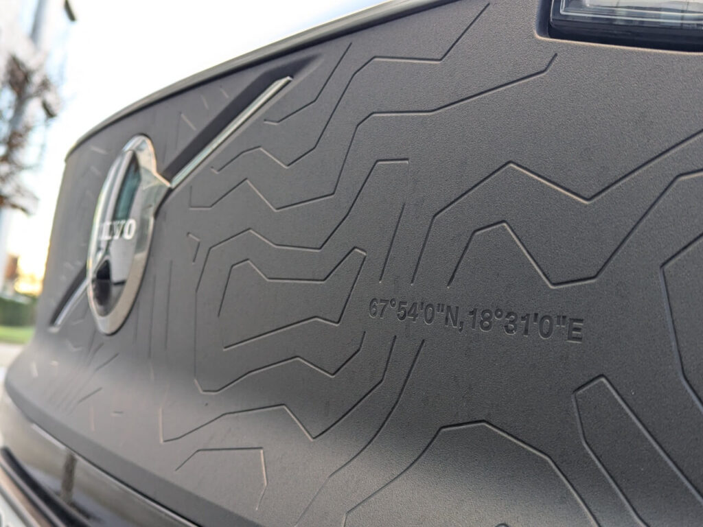 Koordinaten mit dem höchsten Berg Schwedens. Dieses Easteregg befindet sich an der Frontmaske bei der Cross-Country Variante