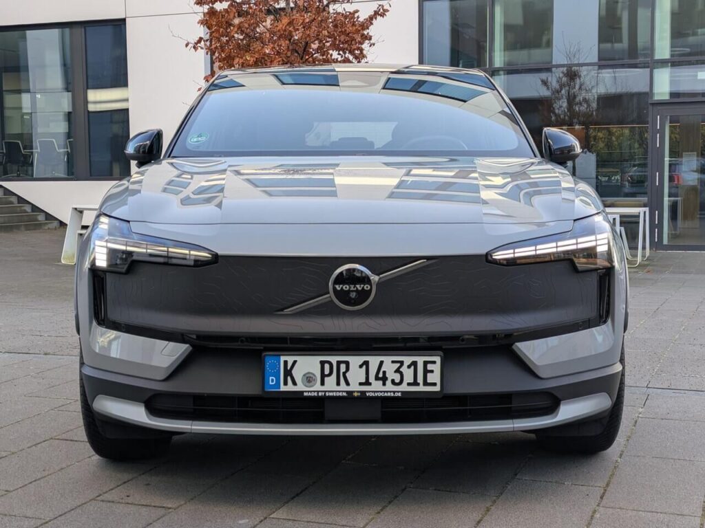 Offroad-Look mit schwarzer Frontmaske (unlackierte Kunststoffblende)