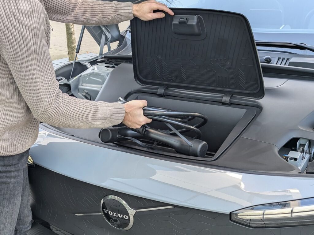 Frunk: Unter der Fronthaube kann das Ladekabel in einem zusätzlichen 7 Liter kleinen Staufach untergebracht werden.