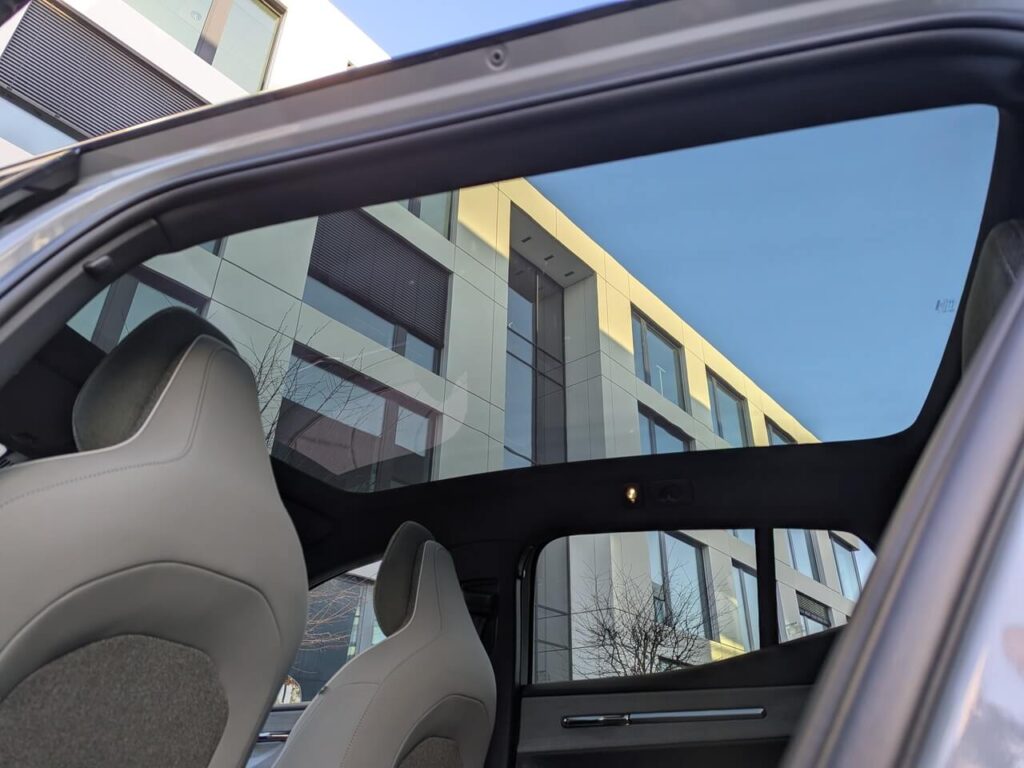 Großes Glaspanoramadach im Volvo EX30.