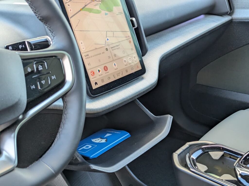 Das Handschuhfach im Volvo EX30 befindet sich mittig auf dem Armaturenbrett und öffnet elektrisch über das Touchscreen.