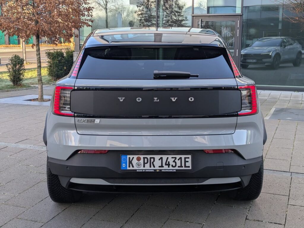 Heckansicht Volvo EX30 Cross Country mit dunkler Kunststoff-Blende zwischen den Rückleuchten.