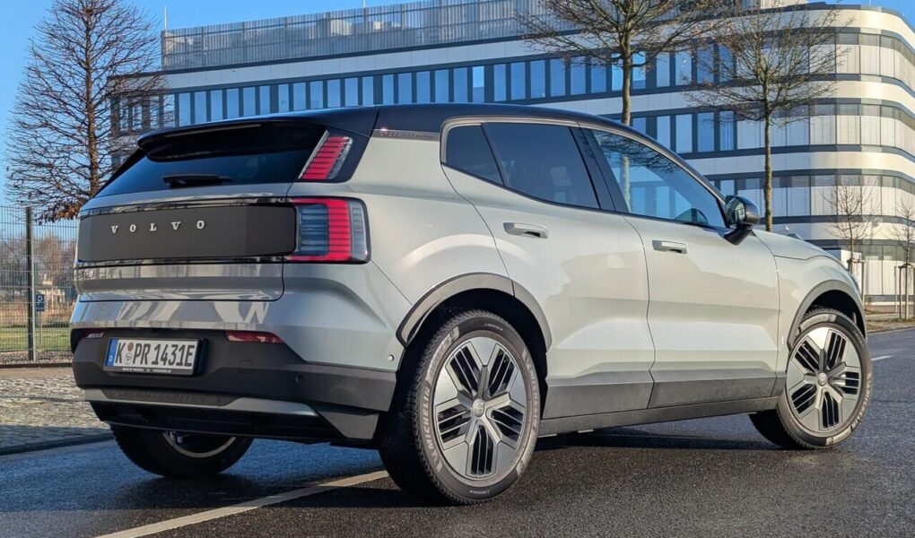 Volvo EX30 Cross Country in Vapour Grey. Fahrbericht zum Performance-SUV