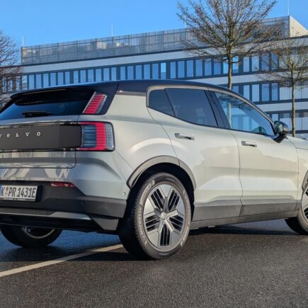 Volvo EX30 Cross Country in Vapour Grey. Fahrbericht zum Performance-SUV