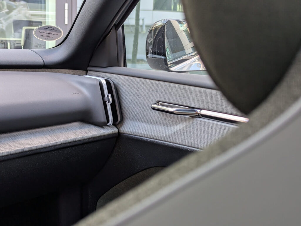 Innenraum-Design: Recycelte Materialien bei Verkleidungsteilen im Interieur mit edlem Türgriff.