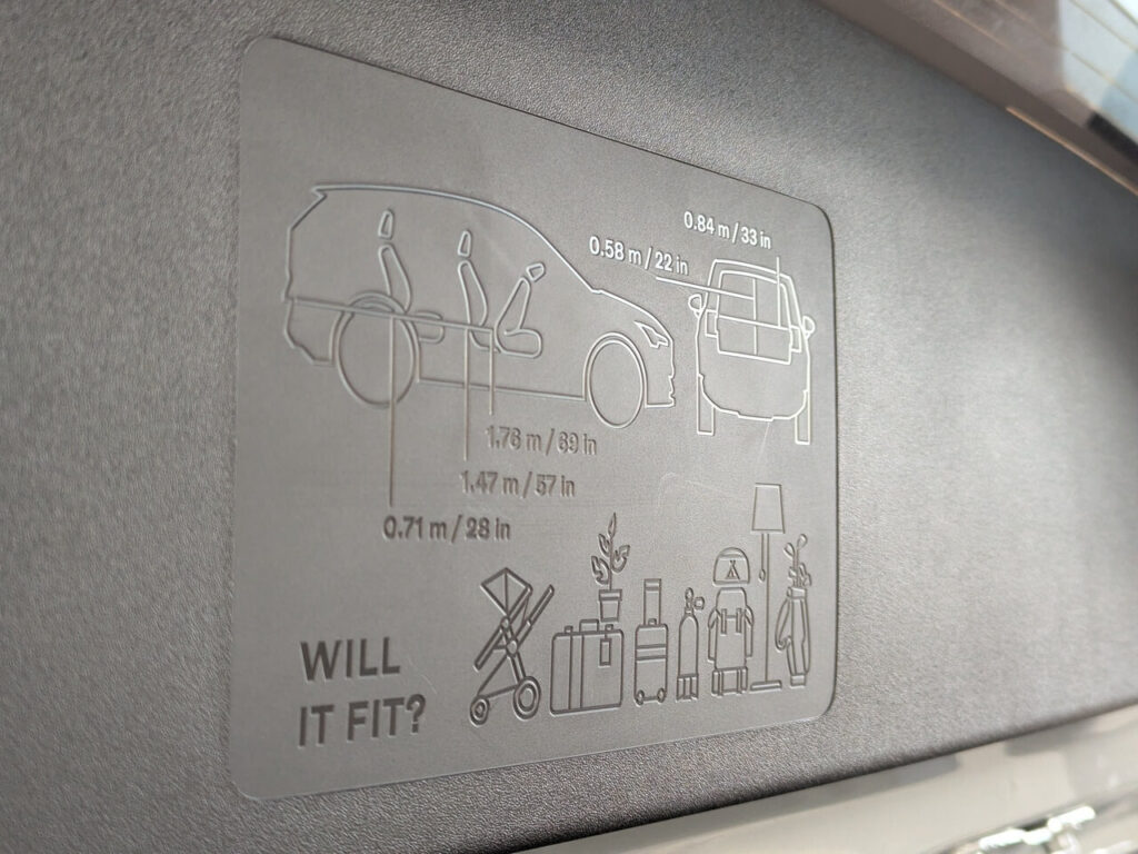 Easteregg in der Heckklappe mit Illustration über Kofferraum-Abmessungen.