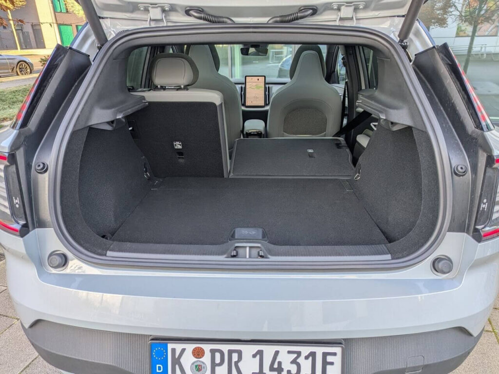 Ebene Ladefläche: Die Rücksitzbank beim Volvo EX30 hat ein Teilungsverhältnis von 40:60.