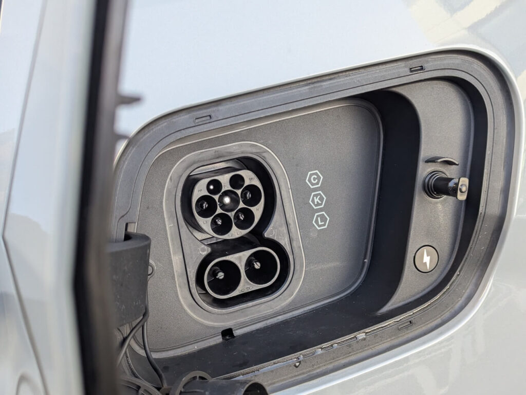 Ladegeschwindigkeit beim EX30 175 kW beim DC-Laden über CCS-Anschluss (10–80 % in 27 Minuten).