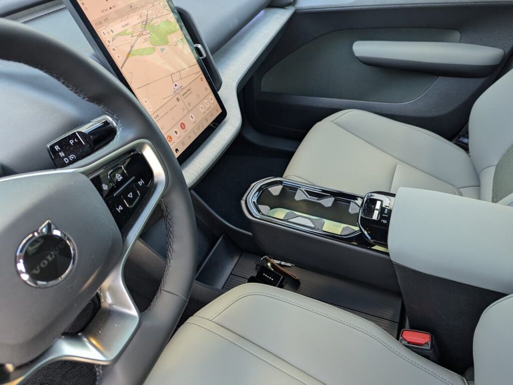 Variable Mittelkonsole mit ausziehbaren Staufächern/Becherhaltern beim EX30.